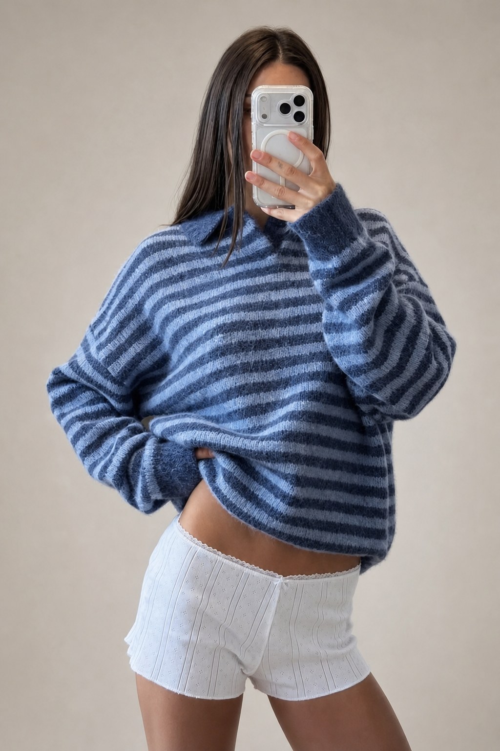 Áo len sọc xanh cổ polo, phom rộng, mẫu chụp gương – ảnh minh họa