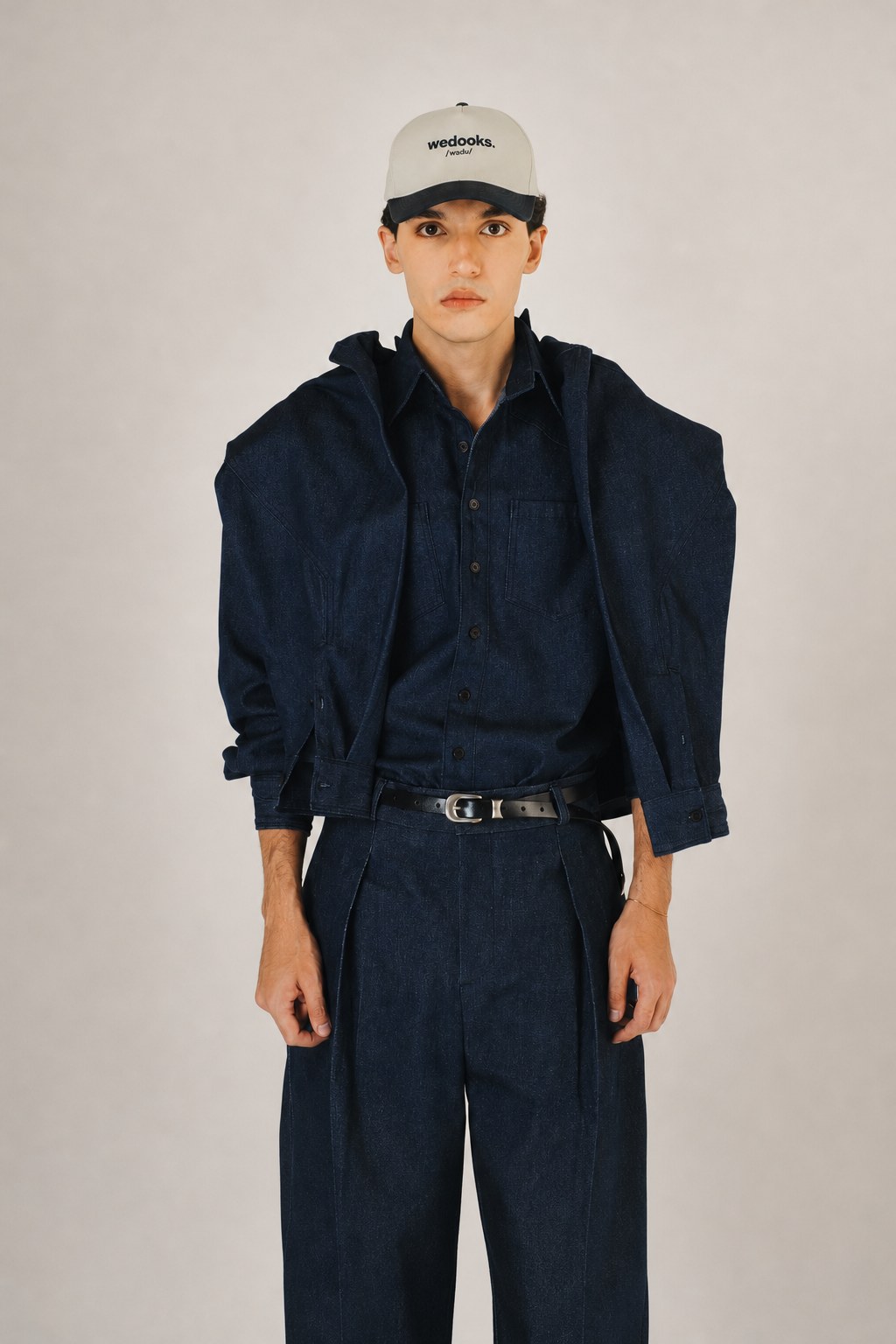 Áo sơ mi denim màu navy form regular, hai túi ngực – ảnh minh họa